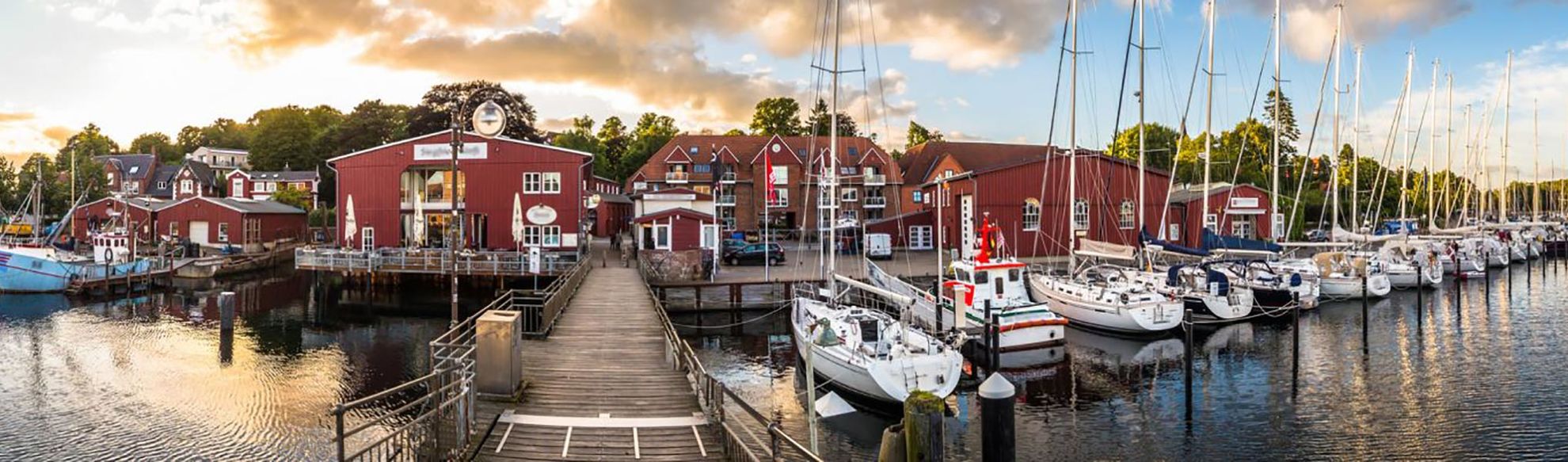 Ein Bild mit Blick auf den Hafen von Eckernförde